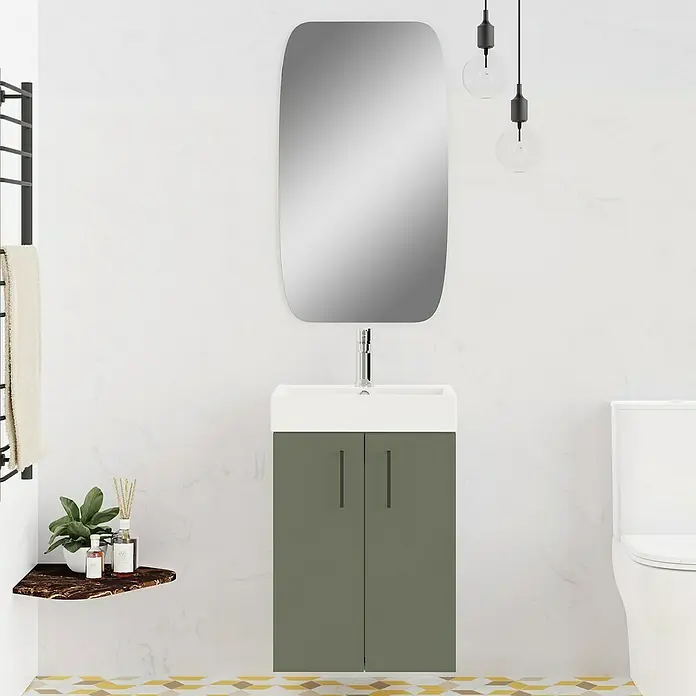 Conjunto de mueble de baño Palma - Musgo, Mate, 3 pzs. - Un baño moderno con un mueble de lavabo gris con un lavabo elegante, un espejo grande y bombillas colgantes que crean ambiente.