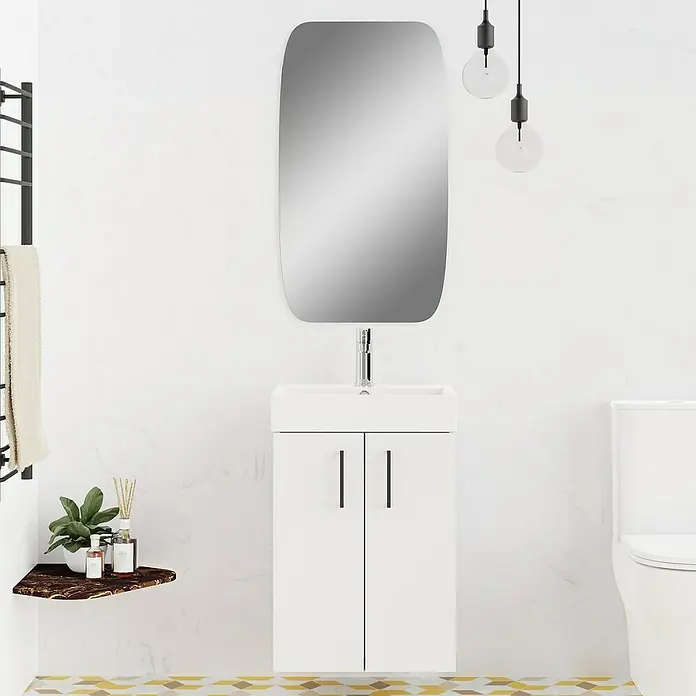 Conjunto de mueble de baño Palma - Blanco, Mate, 3 pzs. - Un baño moderno con un mueble de lavabo blanco y un espejo elegante. Las luces colgantes añaden un toque de elegancia.