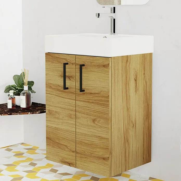 Conjunto de mueble de baño Palma - Roble Guadarrama, 3 pzs. - Un mueble de baño con dos puertas y un lavabo sobre encimera blanco.