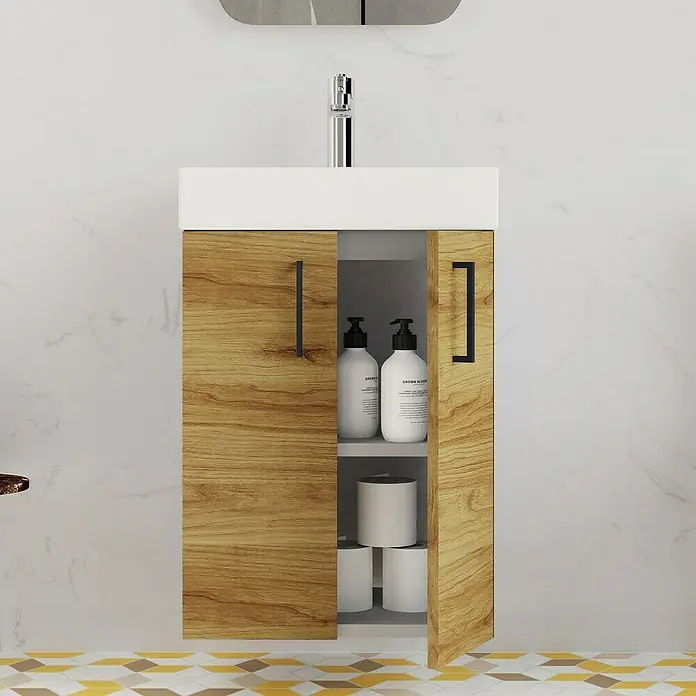 Conjunto de mueble de baño Palma - Roble Guadarrama, 3 pzs. - Mueble de baño de madera suspendido con puerta abierta, revelando dos estantes con artículos de baño.