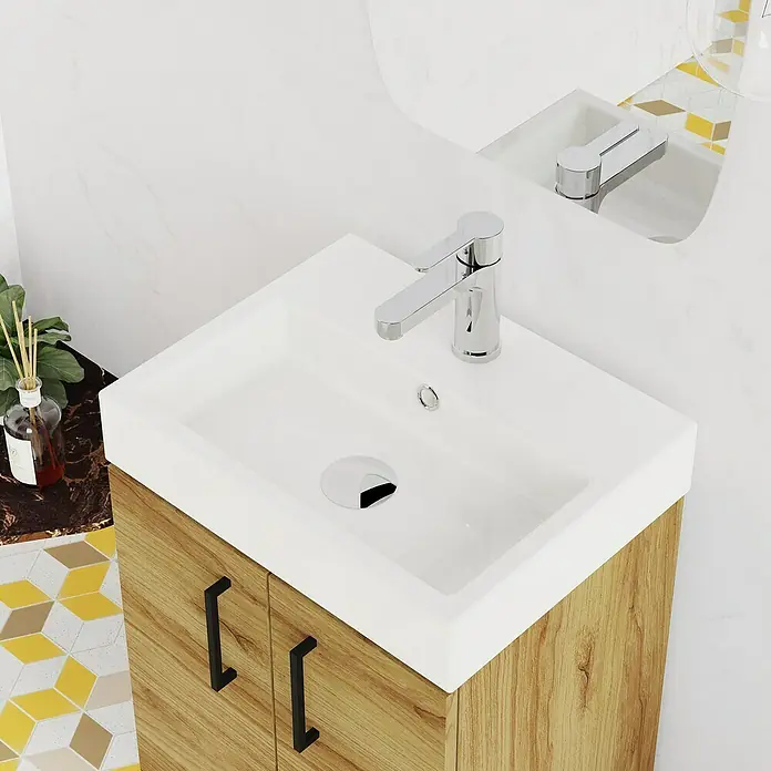 Conjunto de mueble de baño Palma - Roble Guadarrama, 3 pzs. - Primer plano de un lavabo de baño moderno con mueble de madera y grifo cromado.