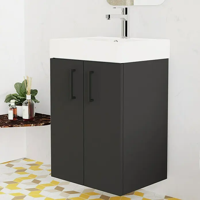 Conjunto de mueble de baño Palma - Negro, Mate, 3 pzs. - Un moderno mueble de baño antracita oscuro con un lavabo de encimera blanco y un grifo cromado se presenta en esta toma.
