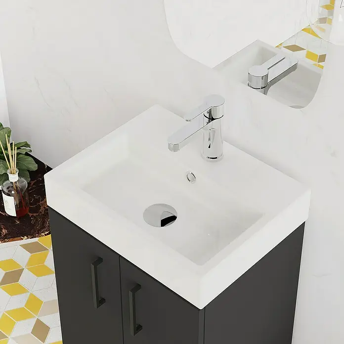 Conjunto de mueble de baño Palma - Negro, Mate, 3 pzs. - Una imagen de ángulo alto de un tocador de baño moderno con un gabinete gris y un elegante lavabo blanco con un grifo cromado, que ofrece una actualización elegante.
