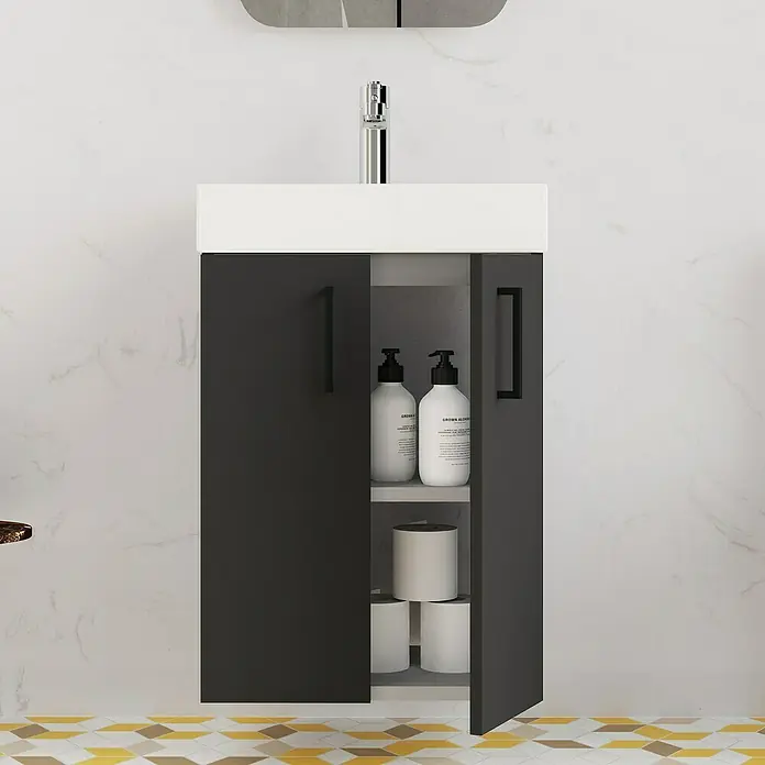 Conjunto de mueble de baño Palma - Negro, Mate, 3 pzs. - Un tocador negro moderno con un armario abierto que muestra artículos de tocador y papel higiénico, ideal para baños elegantes.