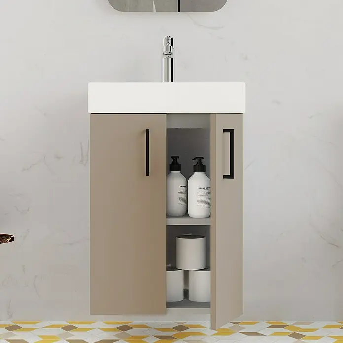 Artysan Conjunto de mueble de baño Palma - Ancho: 45 cm, Fango, 2 pzs. - Un mueble de baño abierto en color topo con manijas negras y una encimera de lavabo blanca con dos botellas blancas y dos rollos de papel higiénico.