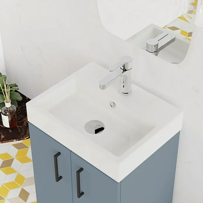 Conjunto de mueble de baño Palma - Azul, Mate, 3 pzs. - Primer plano del moderno mueble de lavabo azul con lavabo blanco y grifo cromado para un baño elegante.