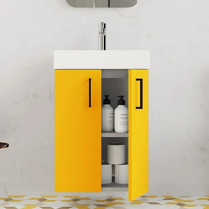 Conjunto de mueble de baño Palma - Mostaza, Mate, 3 pzs. - Mueble de baño amarillo con lavabo y compartimento abierto que muestra papel higiénico y dispensadores de jabón. Mueble de baño moderno para baños.