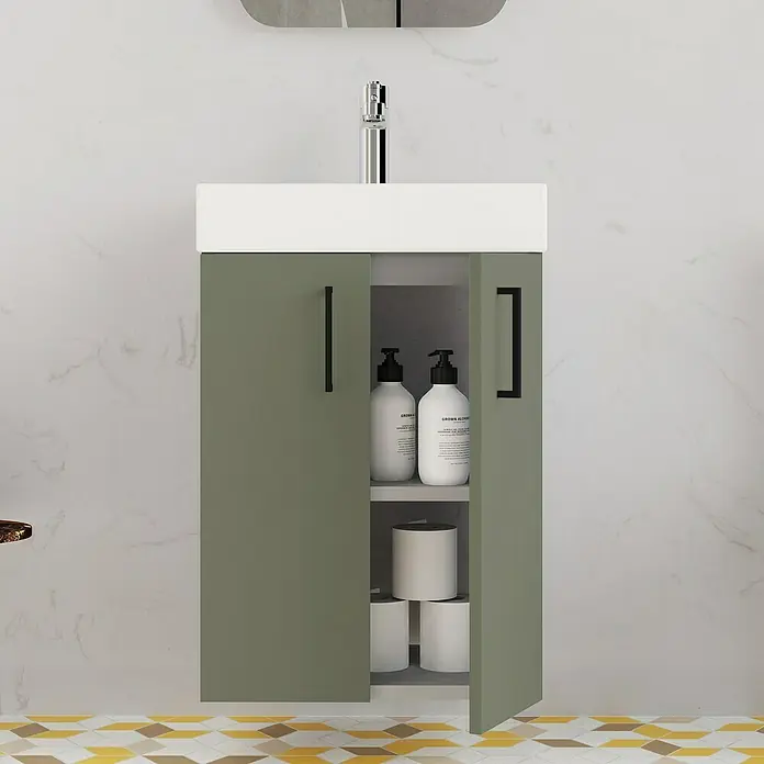 Conjunto de mueble de baño Palma - Musgo, Mate, 3 pzs. - Mueble de baño gris con lavabo y puerta abierta, mostrando productos para el cuidado y papel higiénico. Mueble de baño práctico.