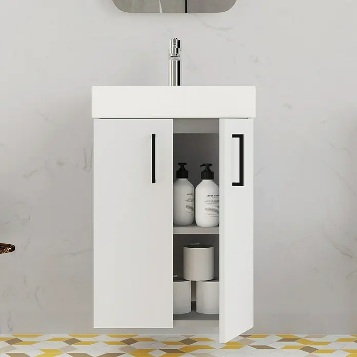 Conjunto de mueble de baño Palma - Blanco, Mate, 3 pzs. - Mueble de baño blanco con lavabo y puerta abierta que muestra lociones y papel higiénico en el interior.