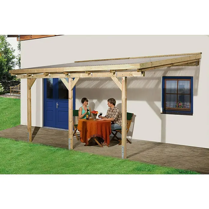 Weka Terrassenüberdachung Salsa - B x T: 424 x 257 cm, Grün, kesseldruckimprägniert, Transparent - Überdachter Terrassenbereich mit Holzbalkenkonstruktion, Tisch und zwei Personen beim Essen im Freien.