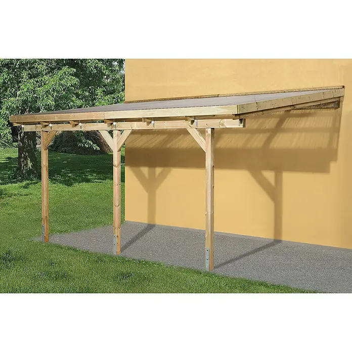 Weka Terrassenüberdachung Salsa - B x T: 514 x 306 cm, Grün, kesseldruckimprägniert, Transparent - Eine Pergola aus Holz, die an einer gelben Wand befestigt ist und Schatten spendet. Sie steht auf einem gepflasterten Untergrund neben einer Rasenfläche.