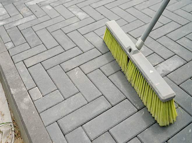 Einkehren von Sand in Fugen bei Pflasterarbeiten