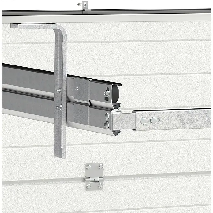 Solid Elements Puerta de garaje con motor Standard Pro - 250 x 212,5 cm, Blanco - Primer plano de una suspensión metálica para puerta de garaje, resaltando la estabilidad y funcionalidad de la puerta.