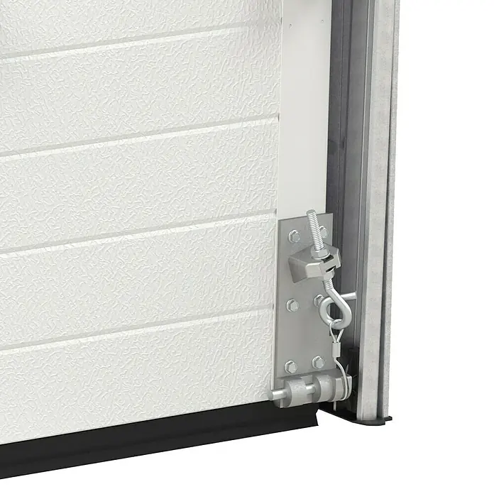Solid Elements Puerta de garaje con motor Standard Pro - 250 x 212,5 cm, Blanco - Primer plano de un bloqueo de puerta de garaje blanco con herrajes de color plateado, destacando las características de seguridad de la puerta.