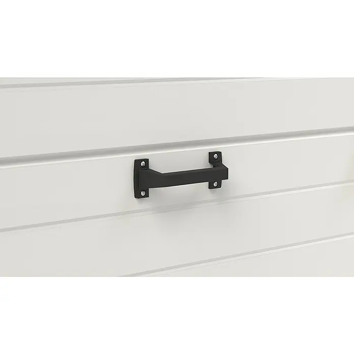 Solid Elements Puerta de garaje con motor Standard Eco - 250 x 212,5 cm, Blanco - Primer plano de un tirador de puerta rectangular negro con tornillos, montado sobre una superficie blanca acanalada horizontalmente.