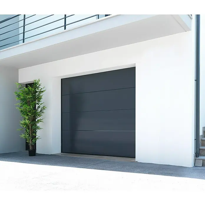 Solid Elements Puerta de garaje con motor Standard Pro - 250 x 212,5 cm, Antracita - Primer plano de una moderna puerta de garaje en gris, integrada en una fachada blanca, creando un aspecto elegante y minimalista.