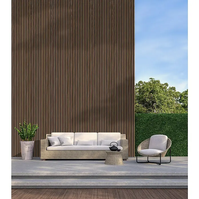 FN Neuhofer Akustikpaneel Acustico PVC - Eiche, L x B x S: 2.400 x 572,5 x 19 mm, 1 Stk., 1,374 m² - Eine moderne Terrassengarnitur mit Sofa, Sessel und Beistelltisch auf einer stilvollen Terrasse. Die Sitzgruppe lädt zum Verweilen ein.