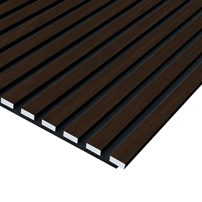 FN Neuhofer Akustikpaneel Acustico PVC - Eiche Medium, L x B x S: 2.400 x 572,5 x 19 mm, 1 Stk., 1,374 m² - Nahaufnahme einer Wandpaneele mit dunkelbraunen Holzlatten und dunklem Hintergrund.
