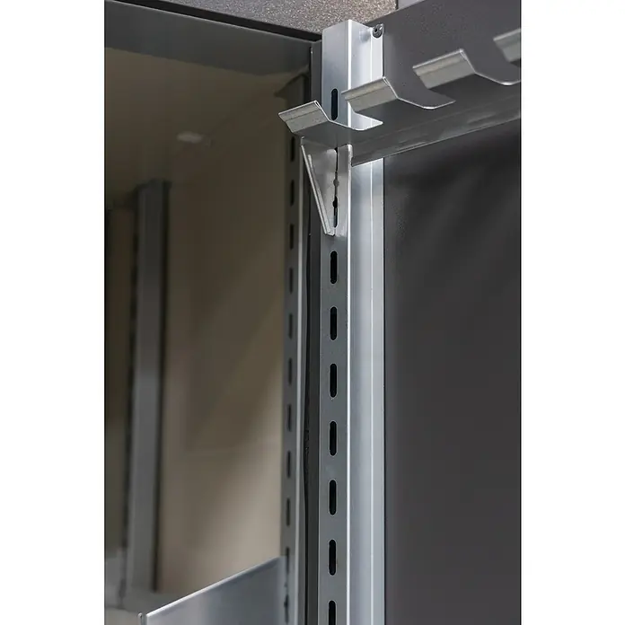 Telluria Regal für die Tür - Silber, Passend für: Telluria Giarmadio - Detailansicht eines robusten, grauen Regalsystems, das Stabilität und Funktionalität vereint. Ideal für Lagerung und Organisation im industriellen Bereich.