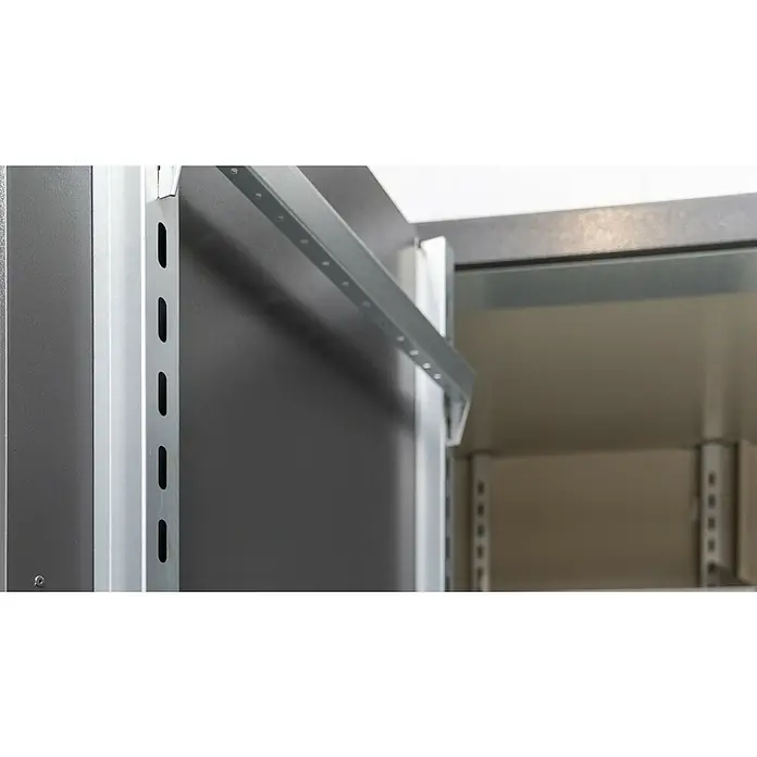 Telluria Regal für Geräteschrank Giarmadio - Silber, Passend für: Telluria Giarmadio - Detailansicht eines Serverschranks mit Montageprofilen zur variablen Anbringung von Geräten für eine strukturierte IT-Infrastruktur.
