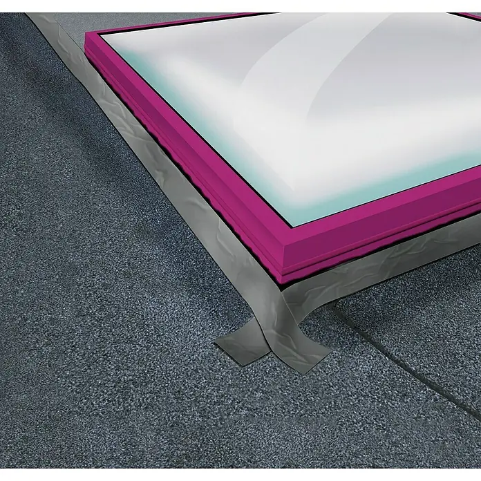 MEM Dichtband Butyl-Band - 10 m x 7,5 cm - Nahaufnahme eines Dachfensters mit rosa Rahmen, das auf einem grauen Dach installiert ist und eine gute Abdichtung aufweist.