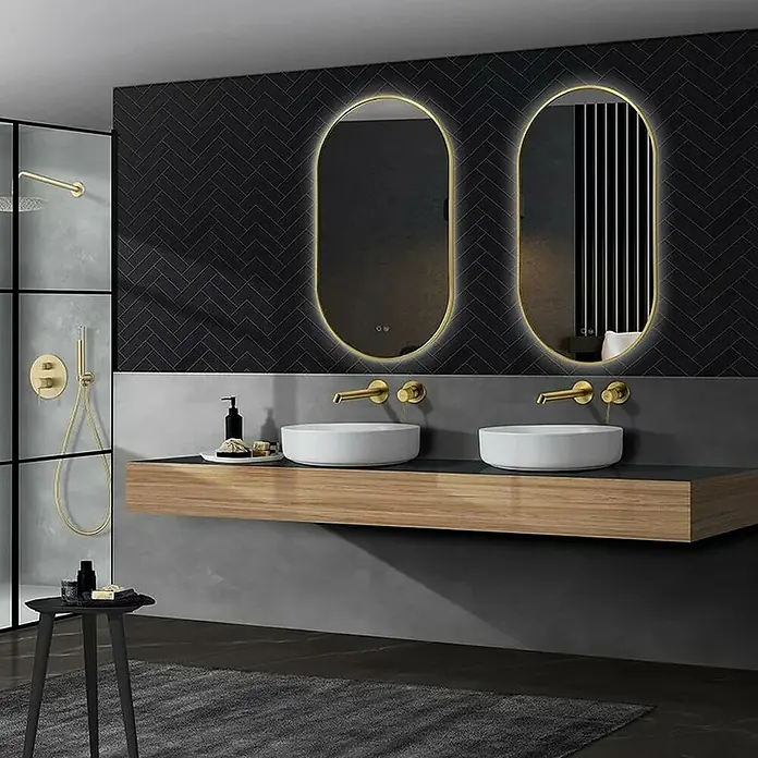LedImex Espejo con luz Tokyo - An x Al: 50 x 90 cm, Sensor, Oro - Elegante baño con lavabo doble, accesorios dorados y espejos iluminados sobre una pared oscura.