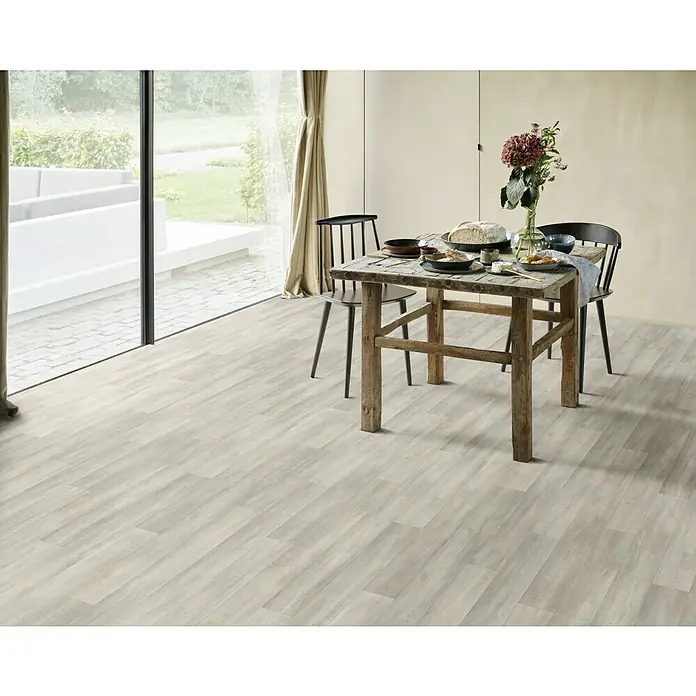Beauflor PVC-Boden Meterware Hermes - 400 cm, Grau, Wood 21 - Esszimmer mit Holztisch, gedeckt mit Speisen, Stühlen und großem Fenster mit Blick in den Garten. Der Holzboden sorgt für Wärme.
