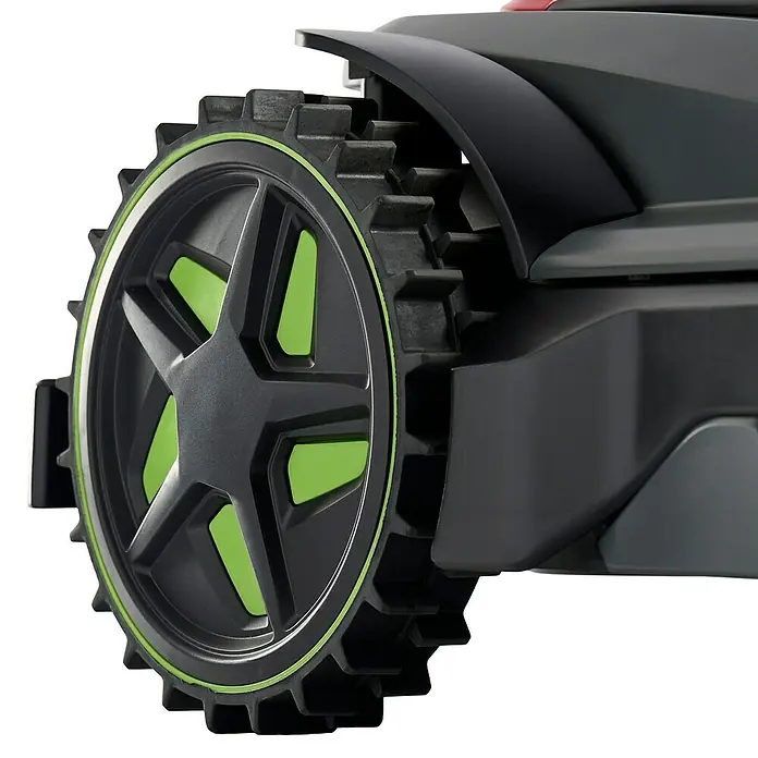 Grouw Mähroboter 600 SQM SMART VISION - 600 m², Schnittbreite: 18 cm, Kamera-gestützte Navigation - Nahaufnahme des robusten Rades eines Rasenmähroboters mit markanten grünen Akzenten. Ideal für unebenes Gelände.