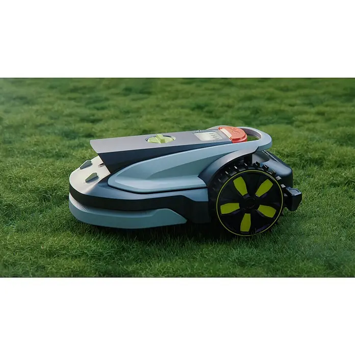Grouw Mähroboter 600 SQM SMART VISION - 600 m², Schnittbreite: 18 cm, Kamera-gestützte Navigation - Nahaufnahme eines Rasenmähroboters auf einem grünen Rasen, der ein autonomes und effizientes Gartenerlebnis verspricht.