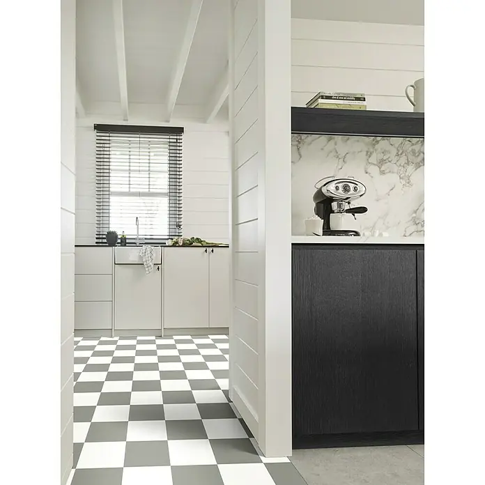Beauflor PVC-Boden Meterware Orion300 cm, Tile 02, Grau/Weiß - Küchenbild mit Schachbrettboden und dunkler Arbeitsplatte. Einbaugeräte und viel Stauraum zeichnen diese moderne Küche aus.