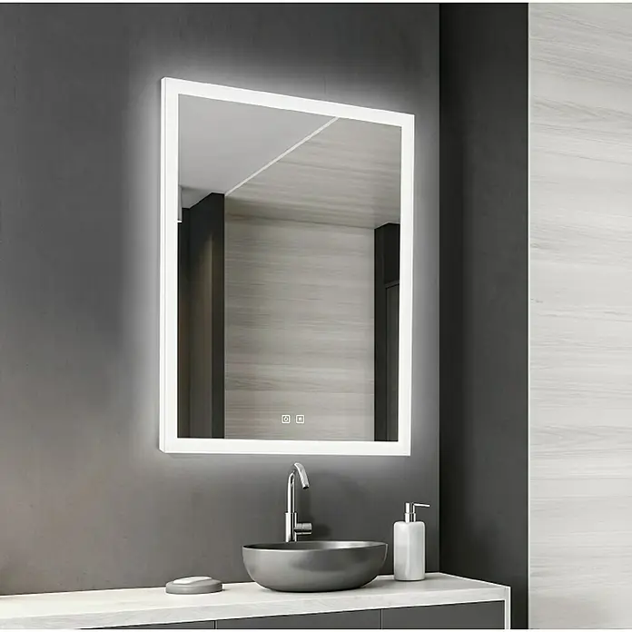 Espejo con luz Beth - 60 x 80 cm, Sensor - Espejo de baño iluminado moderno con un elegante lavabo gris y dispensador de jabón sobre un tocador blanco.
