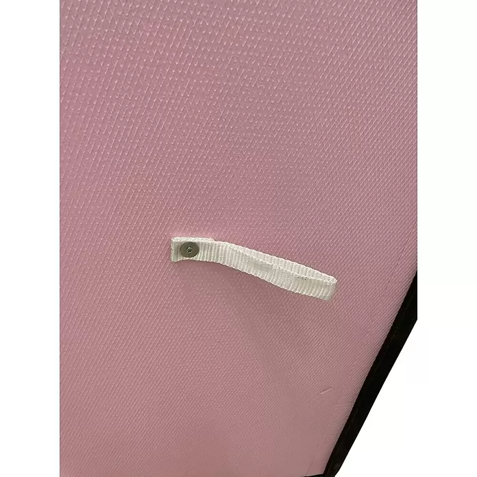 Wippro Bodentreppen-Oberdeckel HOD Eurostep Smart - Isoliert, Manuell bedienbar, nach hinten öffnend, Fixierstab, Passend für: Wippro Bodentreppe Eurostep Smart 130 × 70 cm - Rosa strukturierte Oberfläche mit weißer Stoffschlaufe und Schraube.