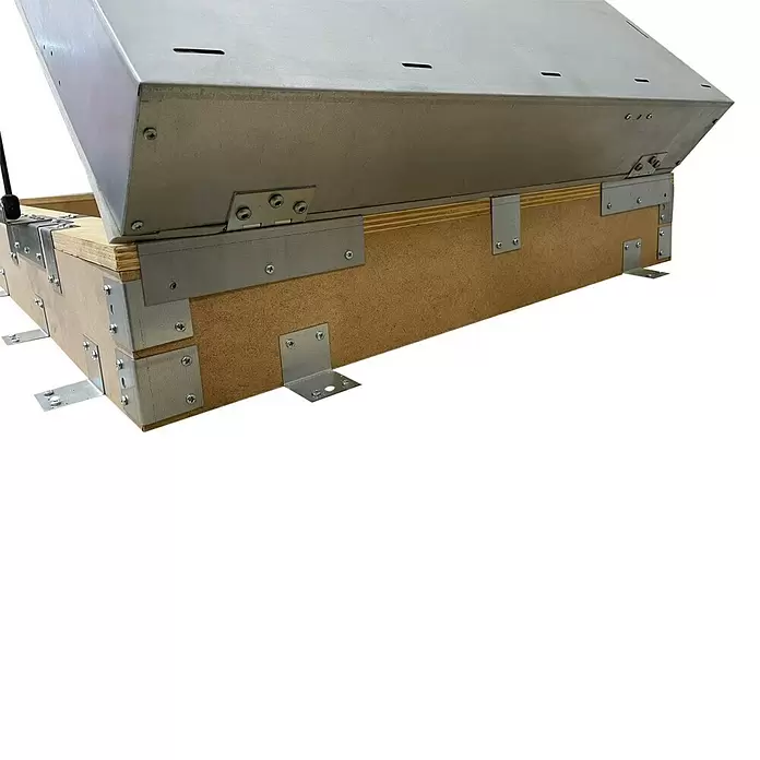 Wippro Wärmeschutzhaube - Passend für: Wippro Bodentreppen 130 × 70 cm - Robuster Holzunterbau mit aufklappbarem, silbernem Metalldeckel und externen Metallwinkeln. Der Deckel hat Lüftungsschlitze.