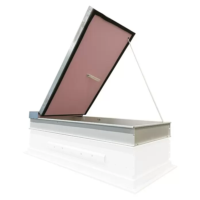 Wippro Bodentreppen-Oberdeckel HOD Eurostep Smart - Isoliert, Manuell bedienbar, nach hinten öffnend, Fixierstab, Passend für: Wippro Bodentreppe Eurostep Smart 130 × 70 cm - Geöffnete weiße Dachluke mit silbernem Rahmen und rosa isoliertem Deckel.