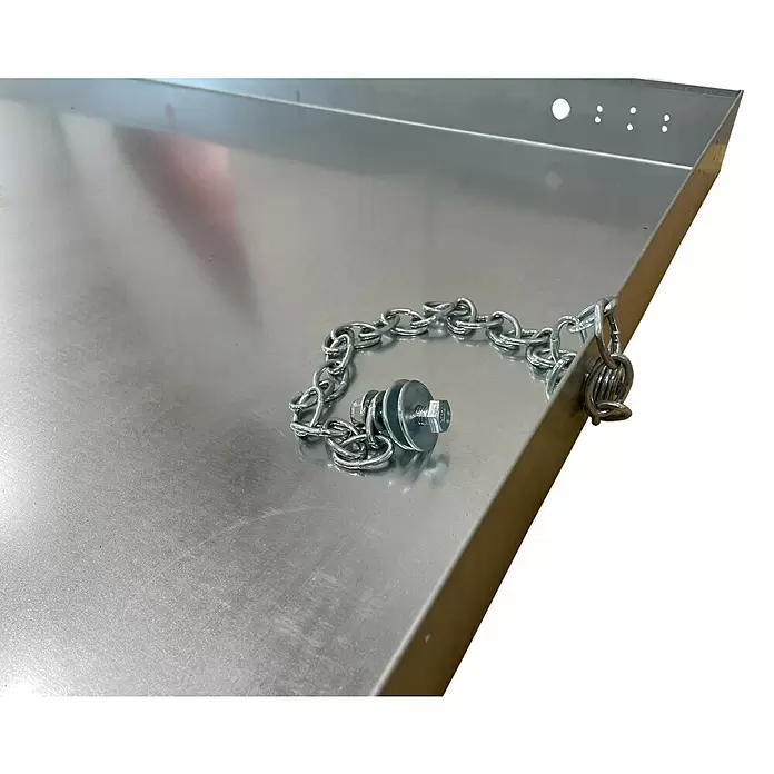 Wippro Bodentreppen-Oberdeckel HOD Isotec - Nicht isoliert, Manuell bedienbar, seitlich öffnend, Kette, Passend für: Wippro Bodentreppen Isotec, Isotec Luxe, Isotec 200, Klimatec 110 × 70 cm - Silberne Metallschale mit befestigter Kette, Schraube und Unterlegscheiben, möglicherweise ein Ablaufstopfen.