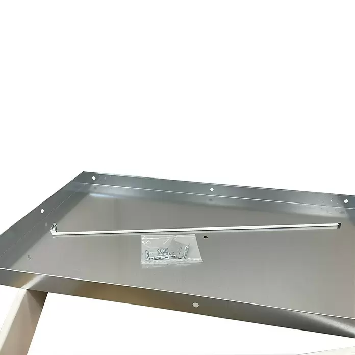 Wippro Bodentreppen-Oberdeckel HOD Eurostep Smart - Nicht isoliert, Manuell bedienbar, nach hinten öffnend, Fixierstab, Passend für: Wippro Bodentreppe Eurostep Smart 120 × 70 cm - Silbernes Metalltablett mit weißem Stab und Beutel mit Montagematerial, bereit zur Montage.