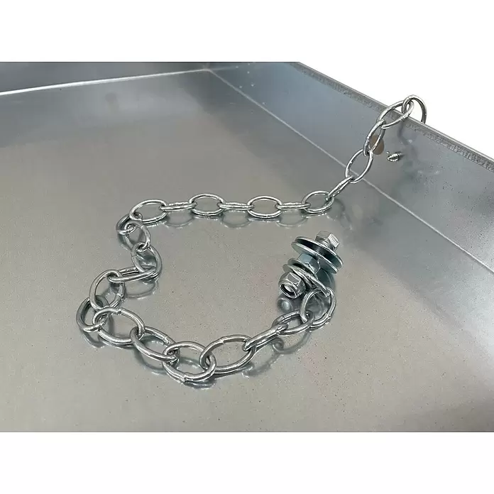 Wippro Bodentreppen-Oberdeckel HOD Eurostep Smart - Nicht isoliert, Manuell bedienbar, seitlich öffnend, Kette, Passend für: Wippro Bodentreppe Eurostep Smart 140 × 70 cm - Silberne Metallkette mit Schrauben und Muttern, auf einer Metallfläche liegend.