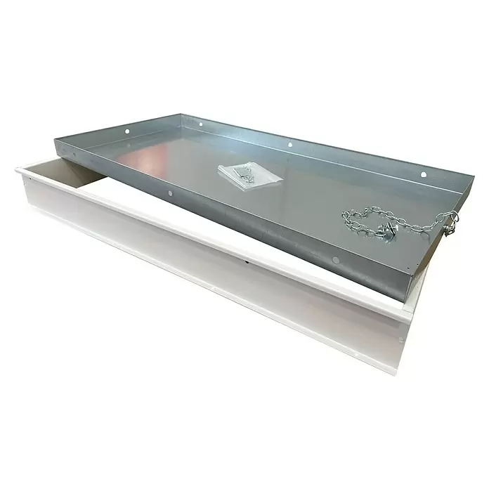 Wippro Bodentreppen-Oberdeckel HOD Eurostep Smart - Nicht isoliert, Manuell bedienbar, seitlich öffnend, Kette, Passend für: Wippro Bodentreppe Eurostep Smart 140 × 70 cm - Silberne rechteckige Metallwanne mit Kette und Zubehör auf einem weißen U-Profil.