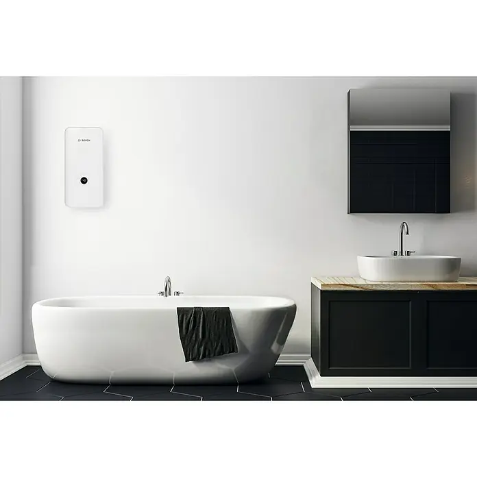 Bosch Durchlauferhitzer Tronic Advanced AquaStop - 21/24/27 kW, Elektronisch - Das Bild zeigt einen Bosch Warmwasserbereiter in einem modernen Badezimmer mit Badewanne und Waschbecken.