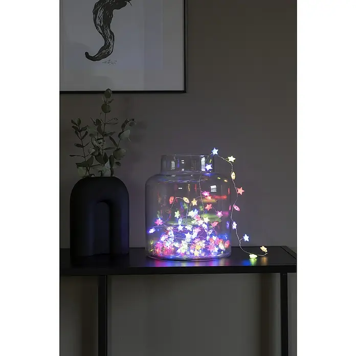 Konstsmide LED-LichterketteInnen, Lichtfarbe: Mehrfarbig, Anzahl Leuchtmittel: 90 Stk., Netzbetrieben - Dekorative Lichterkette in einem Glasgefäß. Die Lichter in Sternform leuchten in verschiedenen Farben und sorgen für eine stimmungsvolle Atmosphäre.