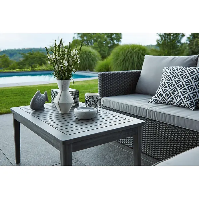 Sunfun Loungemöbel-Set Sandra - 3 -tlg., Polyrattan, Akazie, Aluminium, Hellgrau/Anthrazit - Garten-Sitzgruppe mit dunkelgrauem Geflechtsofa und hellgrauen Kissen, neben einem grauen Latten-Couchtisch auf einer Terrasse.