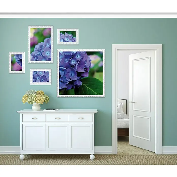 Zierprofil Prestige Fleur-F - 2 m x 3 cm x 3 cm, Expandiertes Polystyrol (EPS) - Ein elegantes Sideboard mit Blumendekoration und Wandbildern, das eine stilvolle und einladende Atmosphäre schafft.