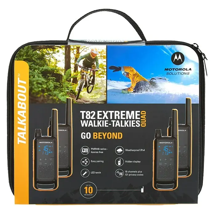 Motorola Solutions Walkie-Talkie Talkabout T82 Quad - Gelb/Schwarz, Wetterbeständig - Das Bild zeigt ein Motorola Talkabout T82 Extreme Quad Walkie-Talkie-Set in einer Tragetasche, ideal für Outdoor-Abenteuer.