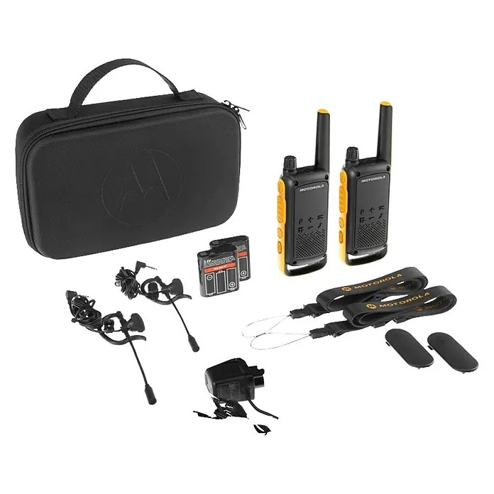 Motorola Solutions Walkie Talkie Talkabout T82 - Reichweite ca.: 10 km, Anzahl Kanäle: 16 Stk. - Ein Motorola Talkabout T82 Extreme Funkgeräteset mit Zubehör, inklusive Tragetasche, Akkus, Headsets, Ladegerät und Trageschlaufen.