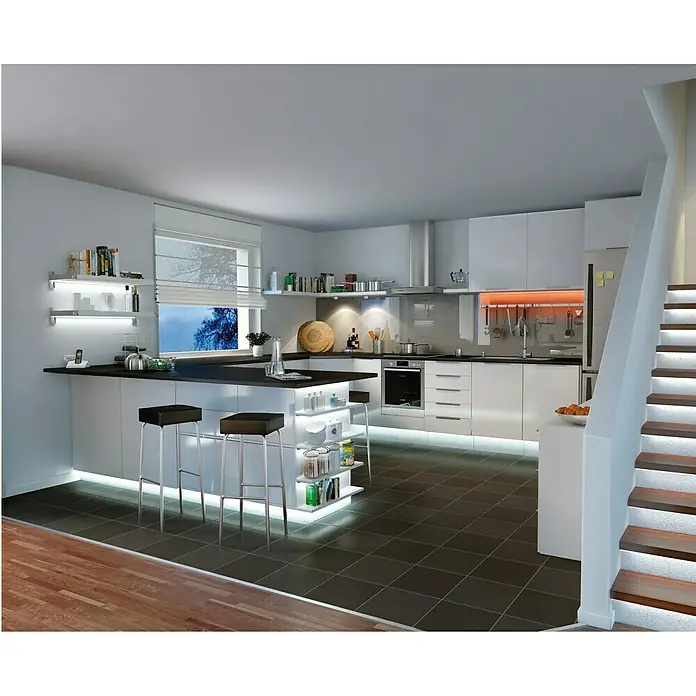 Paulmann Tira LED YourLED - 97,5 cm, Blanco cálido - Imagen de una cocina moderna con isla, taburetes de bar e iluminación LED debajo de los gabinetes y la escalera.