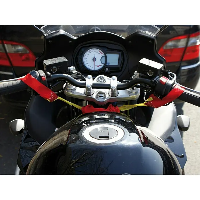 LAS Spanngurtsystem - Geeignet für: Motorräder, 6 -tlg. - Nahaufnahme des Lenkers eines Motorrads mit rotem und gelbem Band, das an den Griffen befestigt ist.