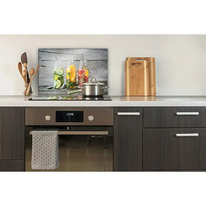 CUCINE Küchenrückwand - Fruity Lemonade, 60 x 40 cm, Stärke: 6 mm, Einscheibensicherheitsglas (ESG) - Küchenrückwand aus Glas mit einem Foto von Gläsern mit Früchten vor einer Holzwand. Ein Kochtopf steht darauf.