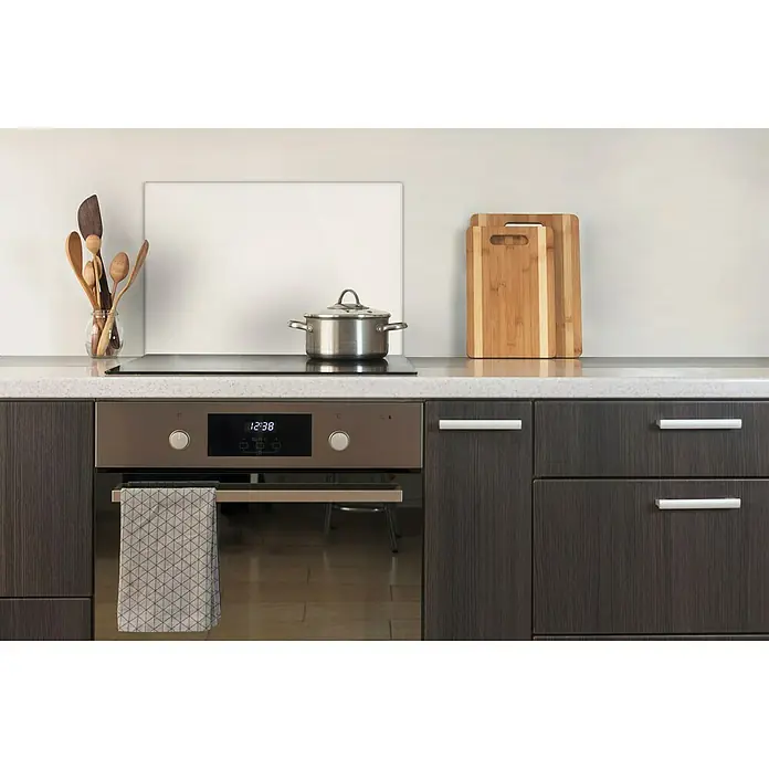 CUCINE Küchenrückwand - Satiniert, 60 x 40 cm, Stärke: 6 mm, Einscheibensicherheitsglas (ESG) - Küchenszene mit einem modernen Herd mit Kochfeld und einem Topf darauf, Utensilien, Schneidebretter und einem Geschirrtuch.