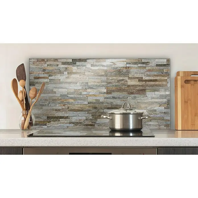 CUCINE Küchenrückwand - Rocky Wall, 80 x 40 cm, Stärke: 6 mm, Einscheibensicherheitsglas (ESG) - Eine moderne Küche mit einer stilvollen Küchenrückwand aus Stein, einem Kochtopf auf dem Induktionskochfeld und hölzernen Kochutensilien.