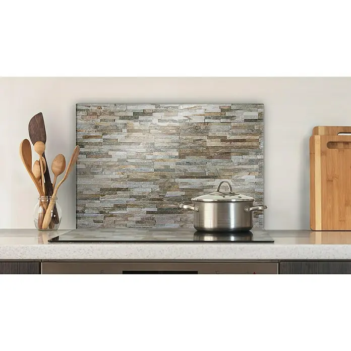 CUCINE Küchenrückwand - Rocky Wall, 60 x 40 cm, Stärke: 6 mm, Einscheibensicherheitsglas (ESG) - Das Bild zeigt eine Küchenrückwand mit Steinoptik, die eine stilvolle Ergänzung für jede moderne Küche darstellt. Kochtopf auf dem Herd ist auch sichtbar.